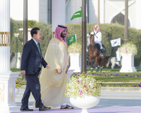 사우디아라비아를 국빈 방문 중인 윤석열 대통령이 22일(현지시간) 리야드의 야마마궁에서 열린 공식 환영식에서 무함마드 빈 살만 빈 압둘아지즈 알 사우드 왕세자 겸 총리와 함께 걷고 있다. 리야드=연합뉴스